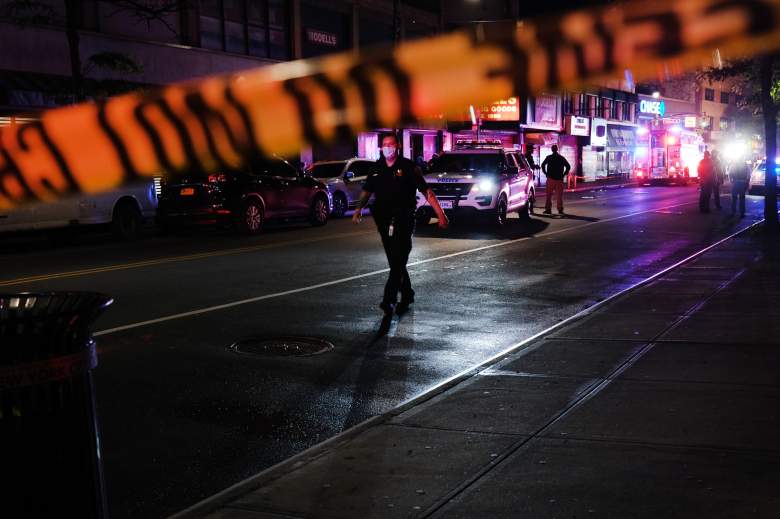 La policía se reúne en el lugar donde dos policías de la ciudad de Nueva York fueron baleados en un enfrentamiento el miércoles por la noche en Brooklyn el 3 de junio de 2020 en la ciudad de Nueva York.