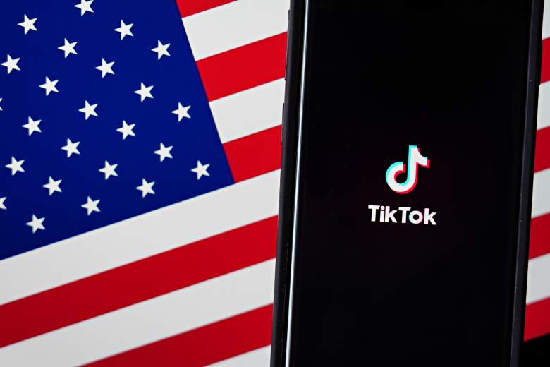 En esta ilustración fotográfica, se muestra un teléfono móvil con la aplicación TikTok junto a la bandera estadounidense el 3 de agosto de 2020 en la ciudad de Nueva York.