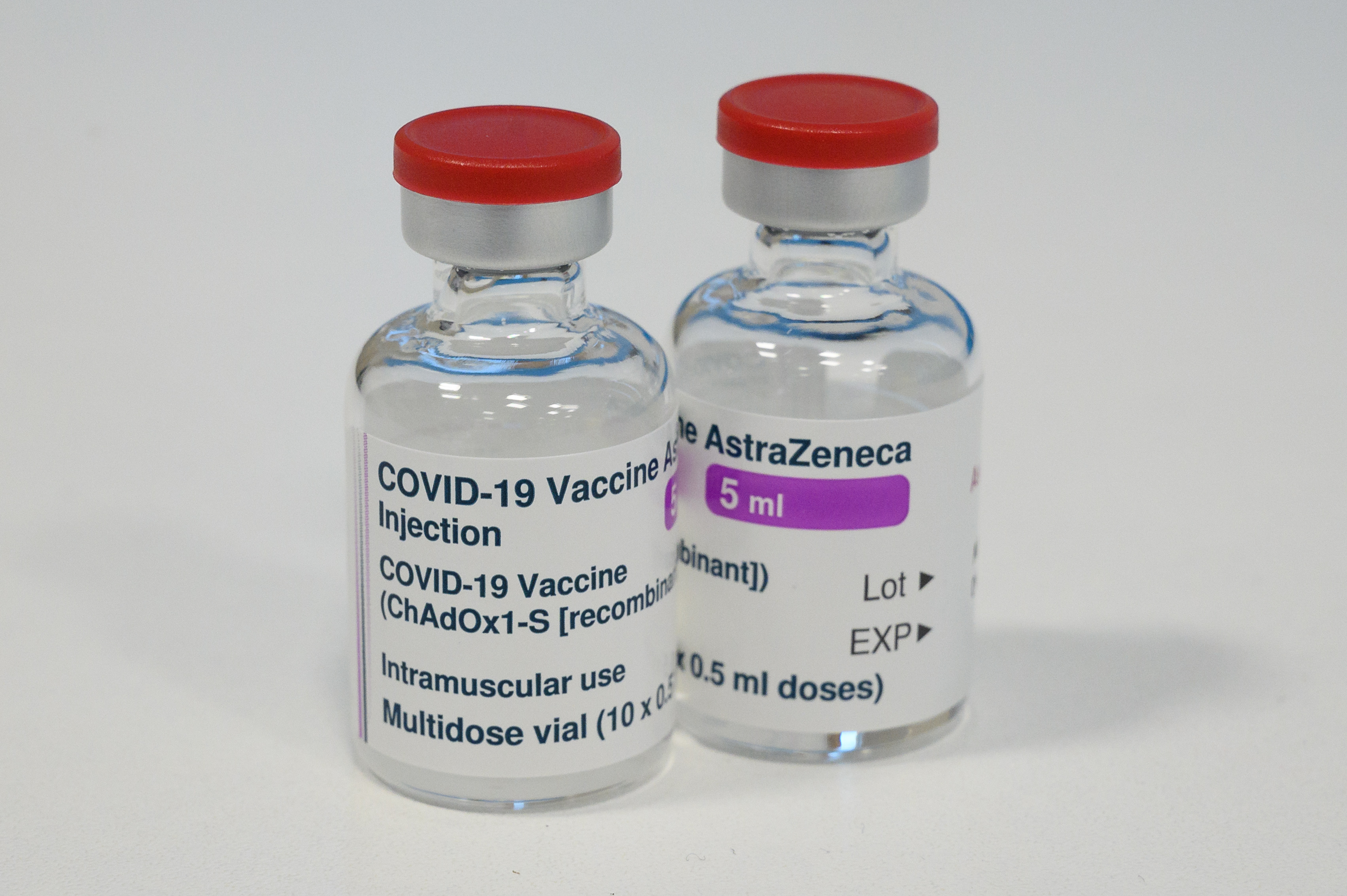 Los viales de la vacuna AstraZeneca COVID-19 se ven en el edificio Sir Ludwig Guttmann el 7 de enero de 2021 en Londres, Inglaterra.