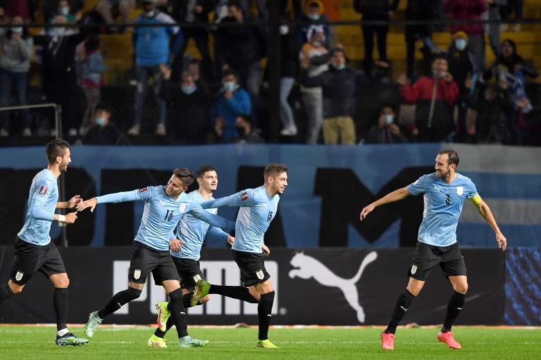 Federico Valverde de Uruguay celebra con sus compañeros de equipo después de anotar el segundo gol de su equipo durante un partido entre Uruguay y Bolivia como parte de los Clasificatorios Sudamericanos para Qatar 2022 en el Estadio Campeon del Siglo el 05 de septiembre de 2021 en Montevideo.