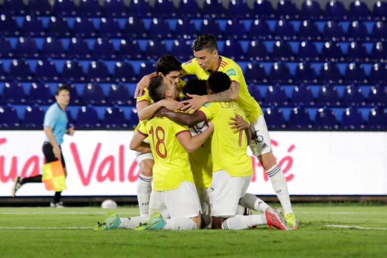 Juan Cuadrado de Colombia celebra con sus compañeros de equipo después de anotar el primer gol de su equipo vía penalti durante un partido entre Paraguay y Colombia como parte de los Clasificatorios Sudamericanos para Qatar 2022 en el Estadio Defensores del Chaco el 05 de septiembre de 2021 en Asunción, Paraguay.