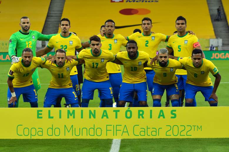 Los jugadores de Brasil posan para la foto de equipo de un partido entre Brasil y Perú como parte de los Clasificatorios Sudamericanos para Qatar 2022 en el Arena Pernambuco el 9 de septiembre de 2021 en Recife, Brasil.