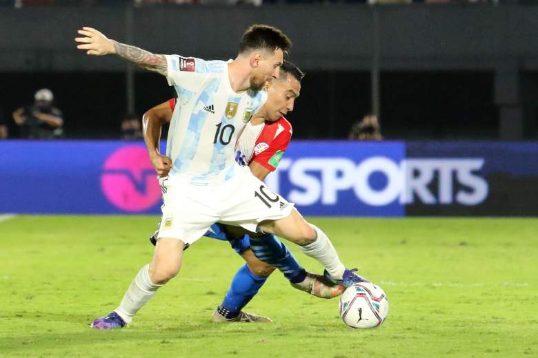 Lionel Messi de Argentina y Angel Cardozo Lucena de Paraguay luchan por el balón durante un partido entre Paraguay y Argentina como parte de los Clasificatorios Sudamericanos para Qatar 2022 en el Estadio Defensores del Chaco el 07 de octubre de 2021 en Asunción.