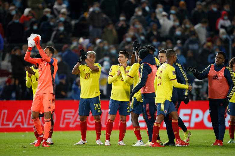 David Ospina de Colombia (L) y sus compañeros de equipo reconocen al fanático después de un partido entre Uruguay y Colombia como parte de los Clasificatorios Sudamericanos para Qatar 2022 en el Estadio Parque Central el 07 de octubre de 2021 en Montevideo, Uruguay.