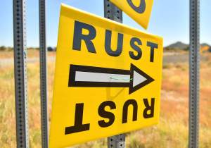 Un letrero dirige a la gente a la carretera que conduce al Rancho Bonanza Creek, donde se filmará la película "Rust" el 22 de octubre de 2021 en Santa Fe, Nuevo México.