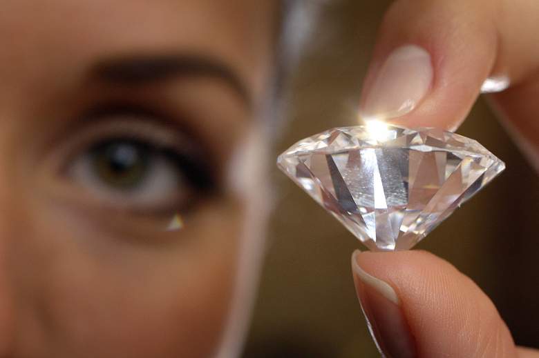 Un empleado de Sotheby's muestra el diamante impecable de color D de talla brillante más grande que haya aparecido en una subasta durante una vista previa el 1 de octubre de 2007 en Ginebra.