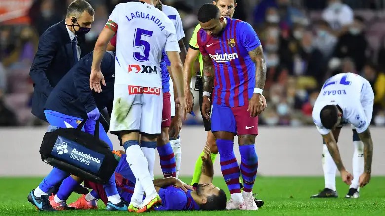 Sergio Agüero recibe tratamiento medico ante el Alavés.