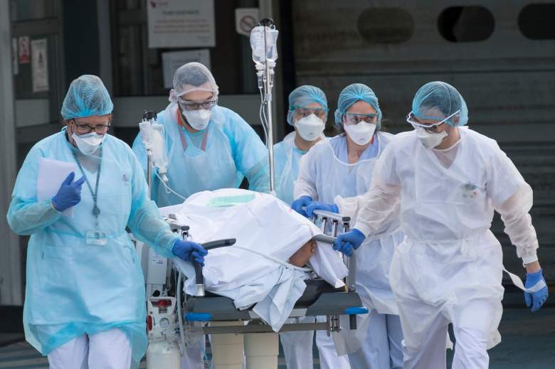 El personal médico empuja a un paciente en una camilla hasta un helicóptero médico que lo espera en el hospital Emile Muller en Mulhouse, en el este de Francia