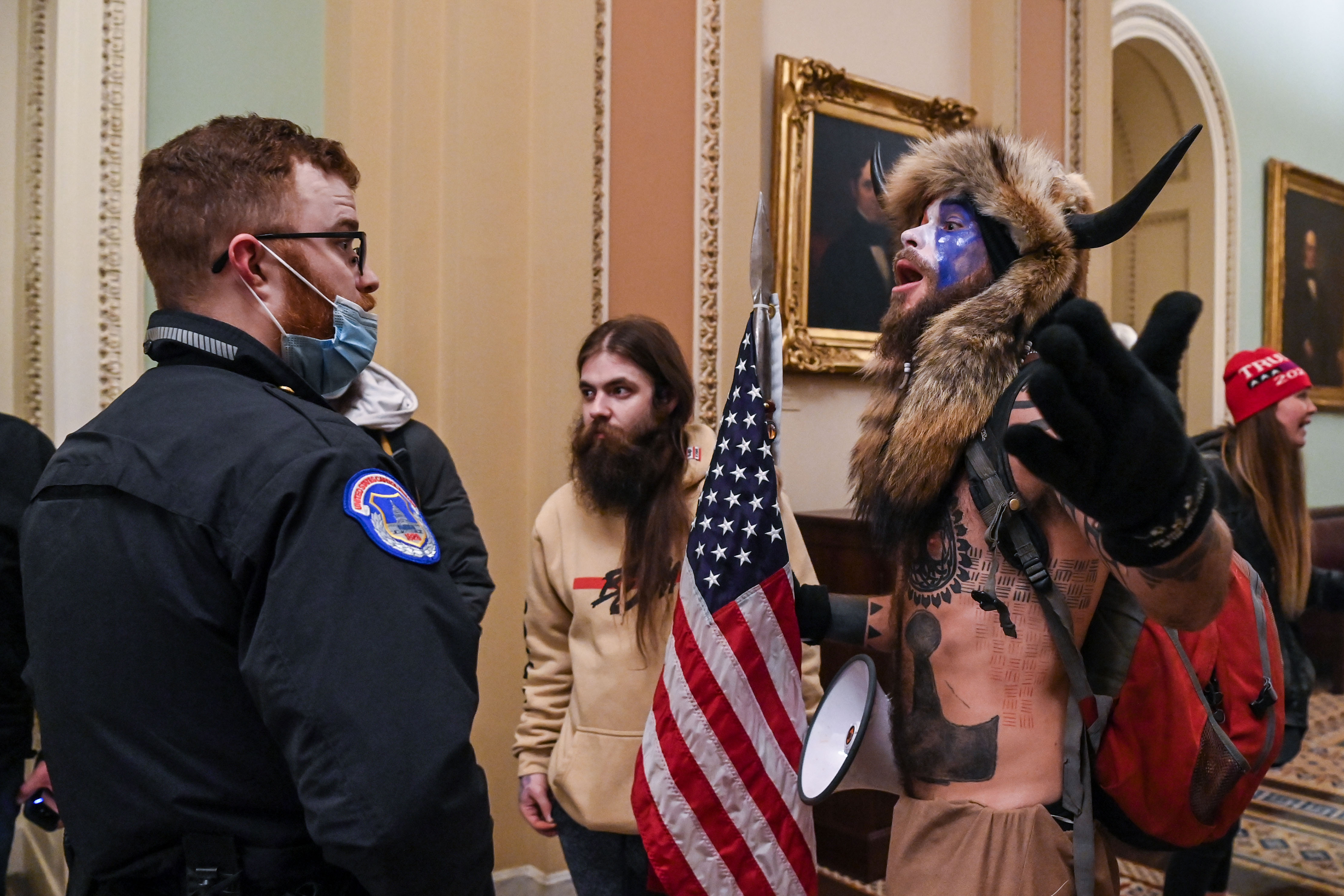 Los oficiales de policía del Capitolio de los Estados Unidos intentan evitar que los partidarios del presidente de los Estados Unidos, Donald Trump, incluido Jake Angeli