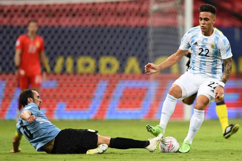 El uruguayo Diego Godin (L) y el argentino Lautaro Martinez compiten por el balón durante el partido de la fase de grupos del torneo de fútbol Conmebol Copa América 2021