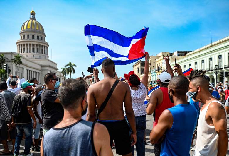 Los cubanos son vistos afuera del Capitolio de La Habana durante una manifestación contra el gobierno del presidente cubano Miguel Díaz-Canel en La Habana, el 11 de julio de 2021.