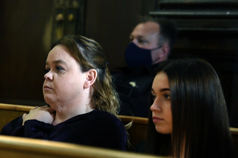 La madre de Kyle Rittenhouse, Wendy Rittenhouse (izquierda), y su hermana McKenzie Rittenhouse escuchan mientras el juez lee los cargos al comienzo de la selección del jurado en el primer día de juicio para Kyle Rittenhouse en el Tribunal de Circuito de Kenosha (Wisconsin) el 1 de noviembre de 2021 en Kenosha, Wisconsin.