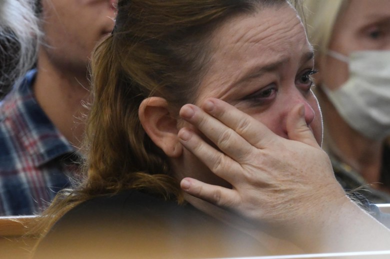 Wendy Rittenhouse llora en el tribunal durante el emotivo testimonio de su hijo.