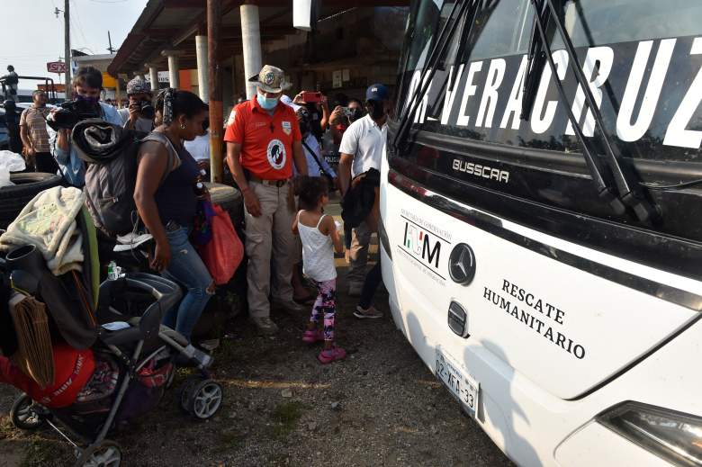 Migrantes que se dirigen en caravana a Estados Unidos, suben a un autobús luego de aceptar una visa humanitaria de un año emitida por el Instituto Nacional de Migración, en Nuevo Morelos, estado de Veracruz, México, el 17 de noviembre de 2021.