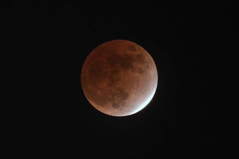 La luna se ve durante un eclipse lunar desde la plataforma de observación de Roppongi Hills en Tokio el 19 de noviembre de 2021.