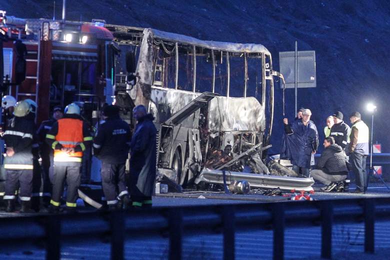Funcionarios trabajan en el lugar de un accidente de autobús, en el que murieron al menos 46 personas, en una carretera cerca del pueblo de Bosnek, al sur de Sofía, el 23 de noviembre de 2021.