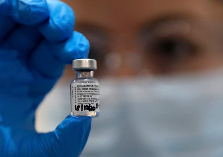 Una enfermera sostiene un frasco de la vacuna Pfizer-BioNTech COVID-19