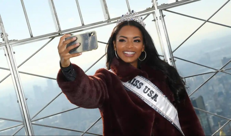 Si no tiene cable, aquí hay algunas formas diferentes en que puede ver una transmisión en vivo del concurso Miss USA 2021 en línea. En la foto: Miss USA, Asya Branch visita el Empire State Building el 10 de diciembre de 2020 en la ciudad de Nueva York.