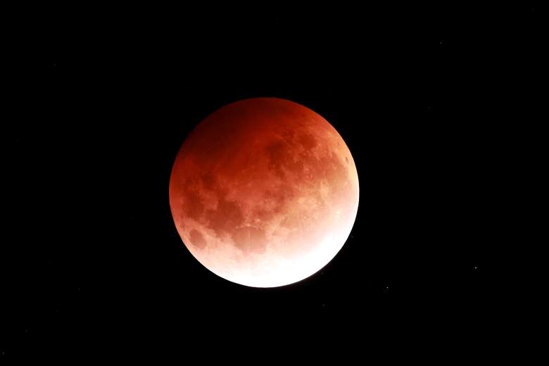 El eclipse total de luna de la Luna se ve el 26 de mayo de 2021 en Auckland, Nueva Zelanda.