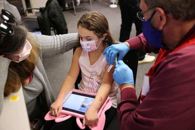 Un niño recibe la vacuna Pfizer BioNTech COVID-19 en el Centro de Gobierno del Condado de Fairfax el 4 de noviembre de 2021 en Annandale, Virginia.