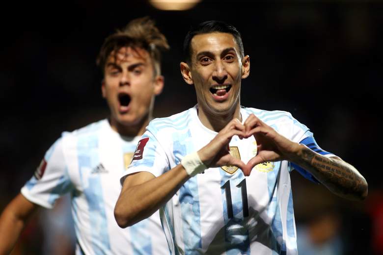 Angel Di Maria de Argentina celebra después de anotar el primer gol de su equipo durante un partido entre Uruguay y Argentina como parte de los Clasificatorios de la Copa Mundial de la FIFA Qatar 2022