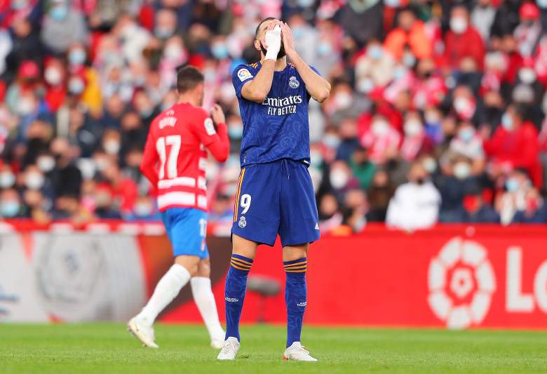 Karim Benzema del Real Madrid reacciona después de una oportunidad perdida durante el partido de La Liga Santander entre Granada CF y Real Madrid CF