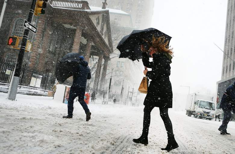 Los peatones caminan en la nieve y el viento en Manhattan el 9 de febrero de 2017 en la ciudad de Nueva York.