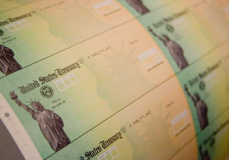 Los cheques de estímulo económico se preparan para imprimir en el Centro Financiero de Filadelfia