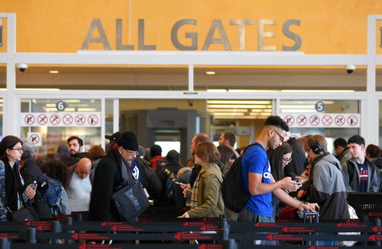 Los viajeros se mueven a través de las líneas de espera en el mostrador internacional el día siguiente a un corte de energía importante causado por un incendio en el Aeropuerto Internacional Hartsfield-Jackson de Atlanta en Atlanta, Georgia,