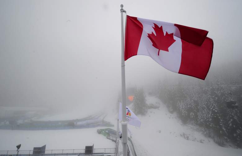 La bandera canadiense se ve cuando las lluvias reemplazan las ráfagas de nieve el 16 de febrero de 2010