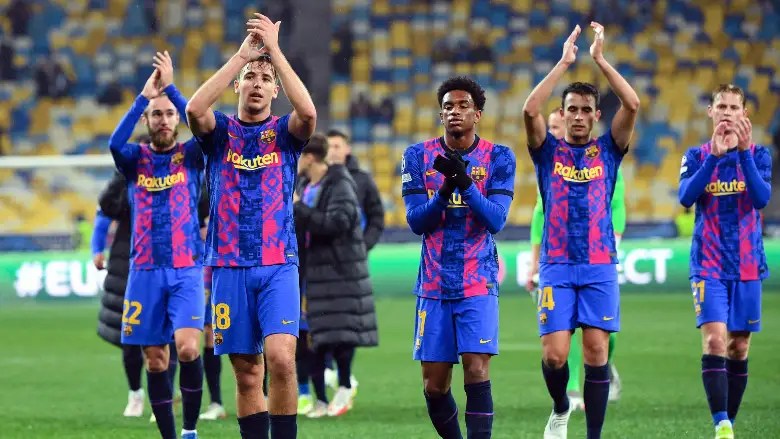 Nico González celebra con sus compañeros del Barcelona.