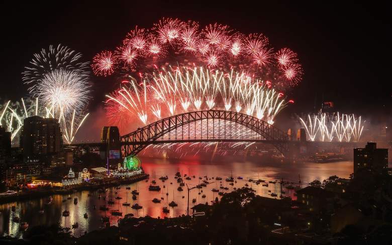 Los fuegos artificiales explotan sobre el puente del puerto de Sydney durante la exhibición de medianoche en la víspera de Año Nuevo