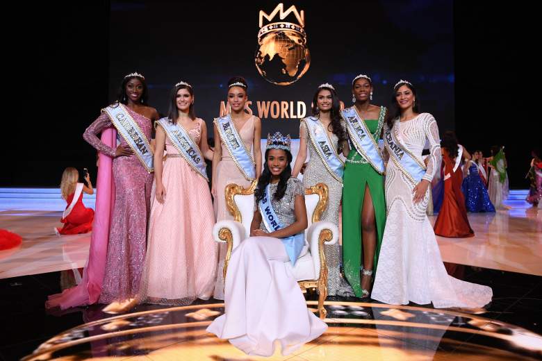 La recién coronada Miss Mundo 2019 Miss Jamaica Toni-Ann Singh (centro) sonríe mientras posa con su corona durante la Final de Miss Mundo 2019 en el Excel Arena en el este de Londres el 14 de diciembre de 2019