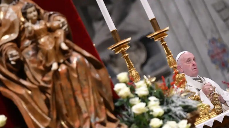 El Papa Francisco dirige una misa de Nochebuena en la Basílica de San Pedro