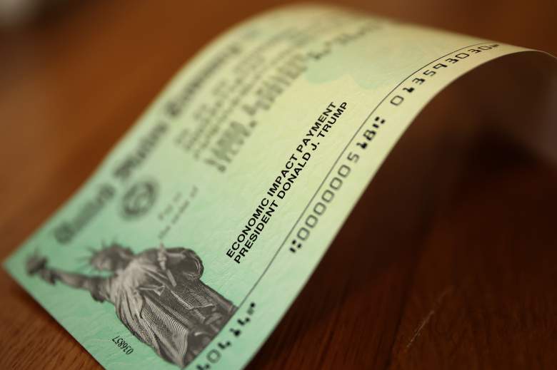 El nombre del presidente de los Estados Unidos, Donald Trump, aparece en los cheques de asistencia económica por coronavirus que se enviaron a los ciudadanos de todo el país el 29 de abril de 2020 en Washington, DC.