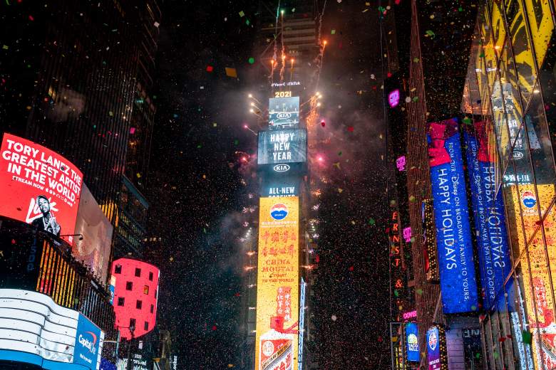 La bola de la víspera de Año Nuevo cae en un Times Square casi vacío el 1 de enero de 2021, en la ciudad de Nueva York.