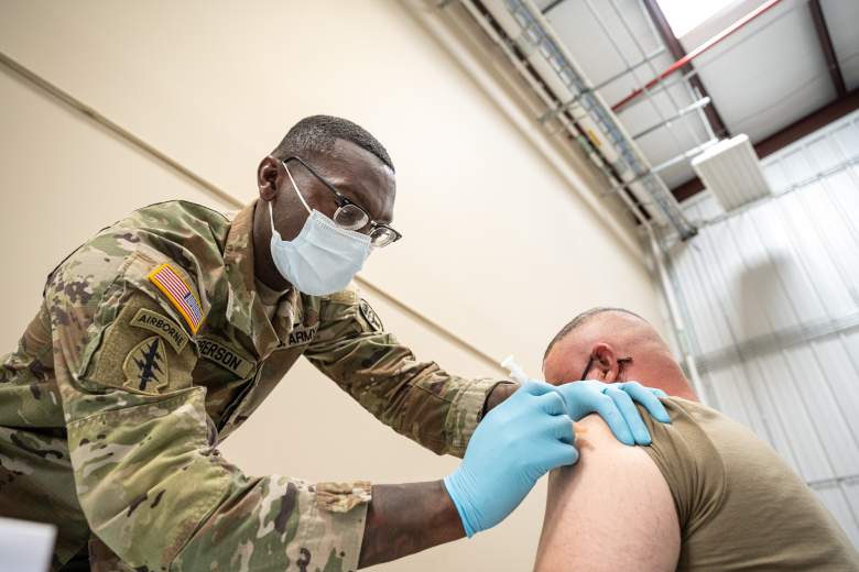 Servicios de medicina preventiva El sargento de primera clase NCOIC Demetrius Roberson administra una vacuna COVID-19 a un soldado el 9 de septiembre de 2021 en Fort Knox, Kentucky.