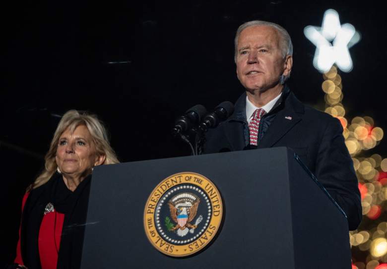 El presidente de los Estados Unidos, Joe Biden, habla mientras él y la primera dama Jill Biden asisten a la ceremonia nacional de encendido del árbol de Navidad celebrada por el Servicio de Parques Nacionales en la Elipse cerca de la Casa Blanca, el 2 de diciembre de 2021 en Washington, DC.