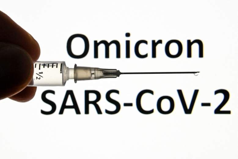 Una fotografía ilustrativa tomada el 17 de diciembre de 2021 muestra una jeringa frente a las palabras "Omicron SARS-CoV-2".