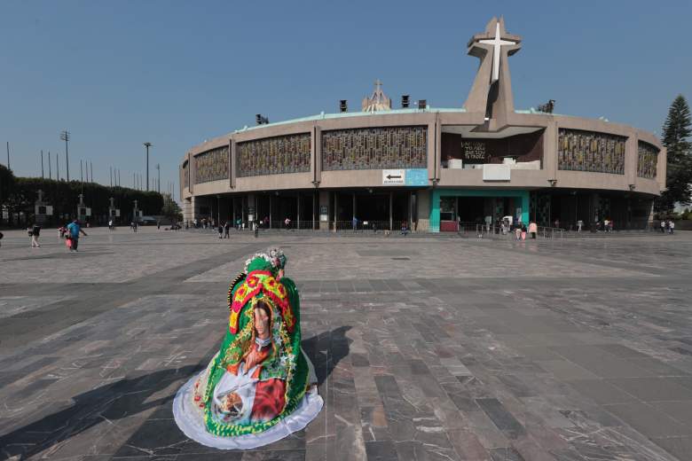 Una mujer con un vestido con la imagen de la Virgen de Guadalupe se arrodilla frente a la Basílica antes de las celebraciones del Día de Nuestra Señora de Guadalupe en la Basílica de Guadalupe el 09 de diciembre de 2020 en la Ciudad de México, México.