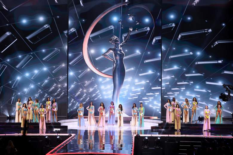 Los concursantes aparecen en el escenario en la 69a competencia de Miss Universo en el Seminole Hard Rock Hotel Casino el 16 de mayo de 2021 en Hollywood, Florida.