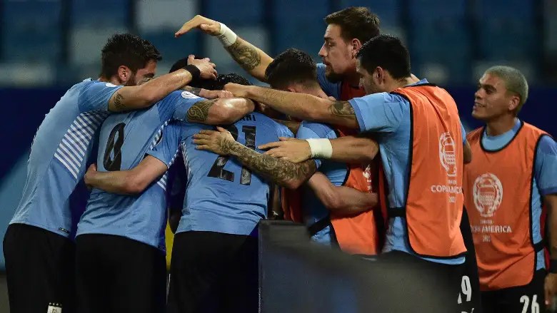 Edinson Cavani celebra con Uruguay.