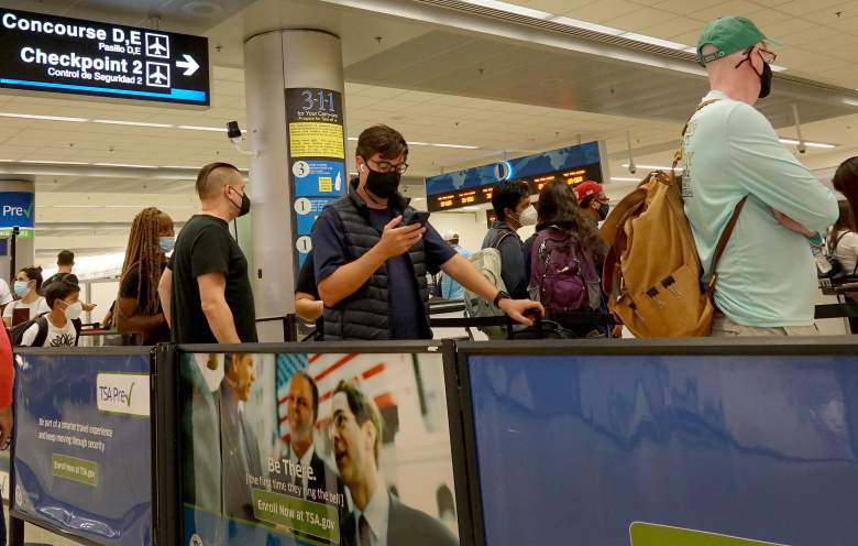 Los viajeros esperan en fila en el puesto de control de la TSA en el Aeropuerto Internacional de Miami antes de comenzar el fin de semana del Día del Trabajo el 3 de septiembre de 2021 en Miami, Florida.