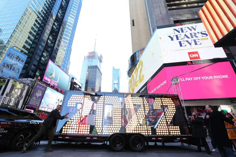 Los números de la víspera de Año Nuevo de 2022 llegan a Times Square el 20 de diciembre de 2021 en la ciudad de Nueva York.