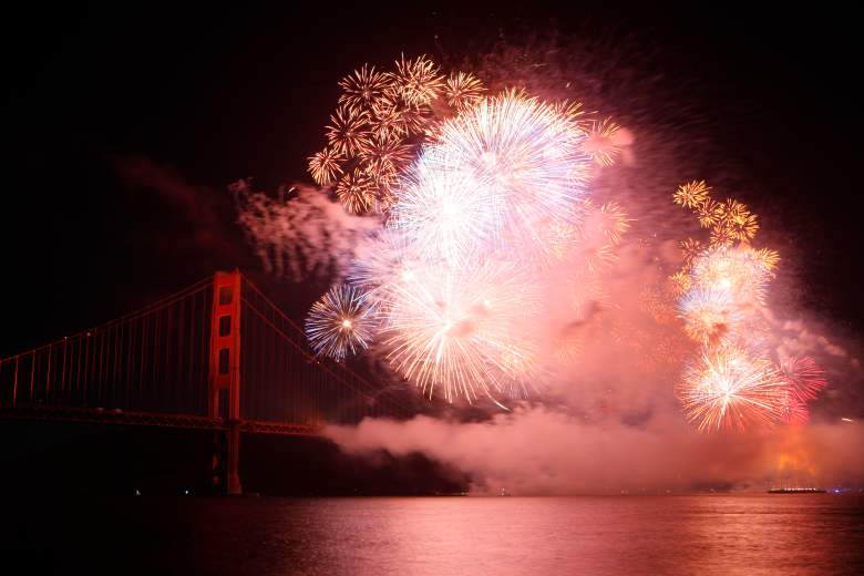 Los fuegos artificiales iluminan el puente Golden Gate durante la celebración de su 75 aniversario a fines del 27 de mayo de 2012.