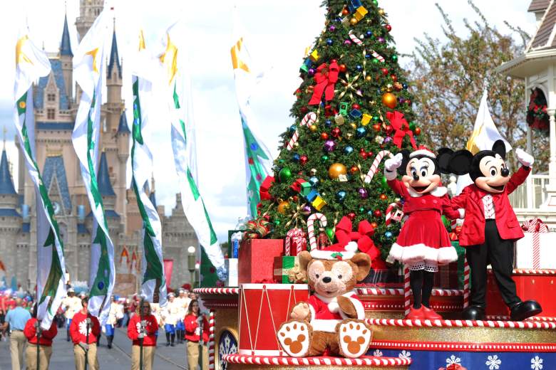 En esta fotografía proporcionada por Disney, Mickey y Minnie Mouse saludan a la multitud mientras graban el especial de televisión "Disney Parks Christmas Day Parade" en el parque Magic Kingdom de Walt Disney World el 1 de diciembre.