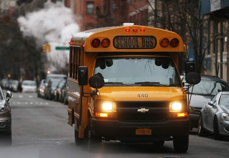 Un autobús escolar conduce por una calle en el East Village de Manhattan el 15 de enero de 2013 en la ciudad de Nueva York.