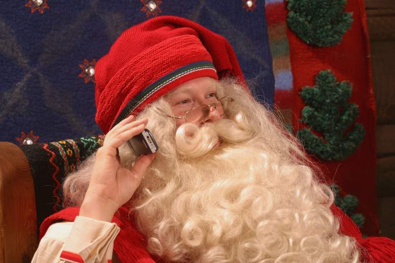 Santa Claus recibe una llamada en su teléfono móvil mientras espera a los visitantes en la Villa de Santa Claus en el Círculo Polar Ártico