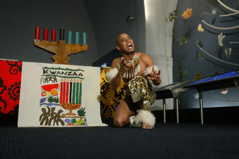 En celebración de la fiesta de Kwanzaa, Sduduzo Ka Mbili realiza una danza guerrera zulú tradicional el 23 de diciembre de 2003 en el Museo de Historia Natural de la ciudad de Nueva York.