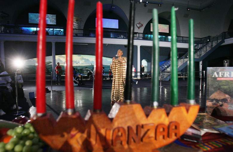 Camille Yarborough canta música africana detrás de un candelabro tradicional "kinara" durante una vista previa de noticias del festival "Kwanzaa 2004